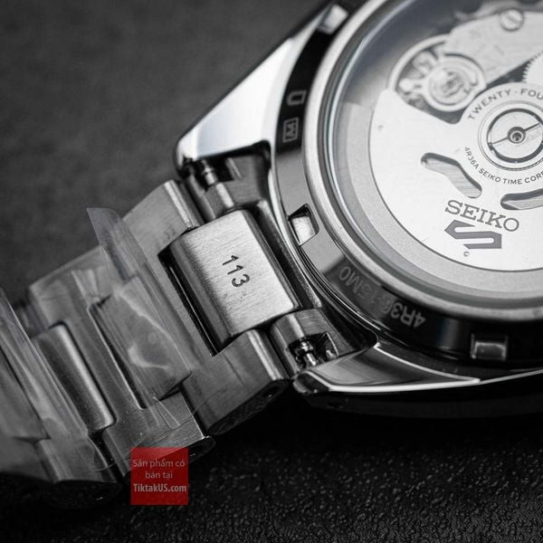 Đồng hồ Seiko 5 Sport SRPK91K1 đeo trên cổ tay, góc nhìn nghiêng cho thấy dây đồng hồ