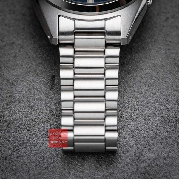 Đồng hồ Seiko 5 Sport SRPK91K1 trên cổ tay, thể hiện rõ dây đồng hồ và vỏ
