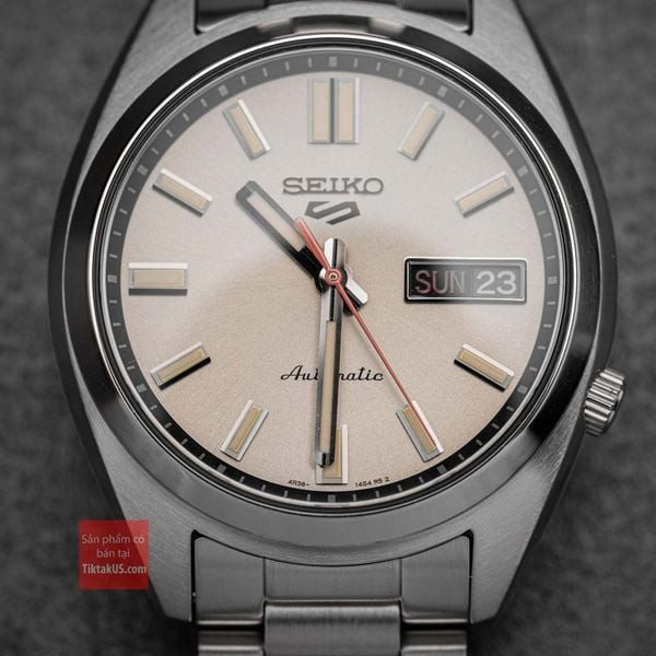 Seiko 5 Sport SRPK91K1 với hộp đựng, thể hiện rõ vẻ đẹp của dây đồng hồ và thiết kế tổng thể