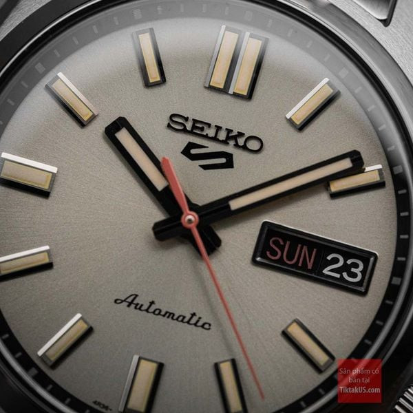 Đồng hồ Seiko 5 Sport SRPK91K1 đặt trong hộp, với phần dây đồng hồ được gấp gọn