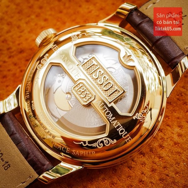 Đồng hồ Tissot Le Locle trên cổ tay, nổi bật cùng dây da thanh lịch