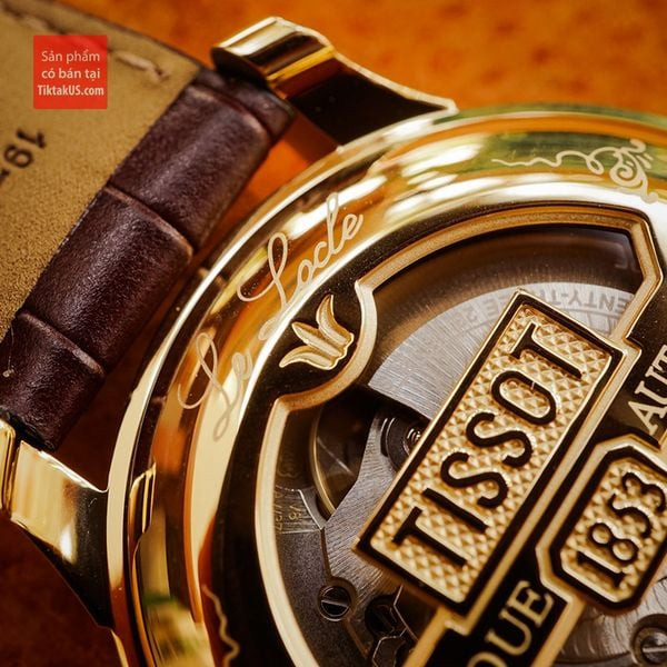 Cận cảnh phần vỏ và dây da đồng hồ Tissot Le Locle với đường nét mềm mại
