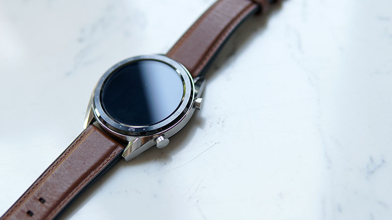 Đánh giá Huawei Watch GT cận cảnh dây đeo giả da bền bỉ