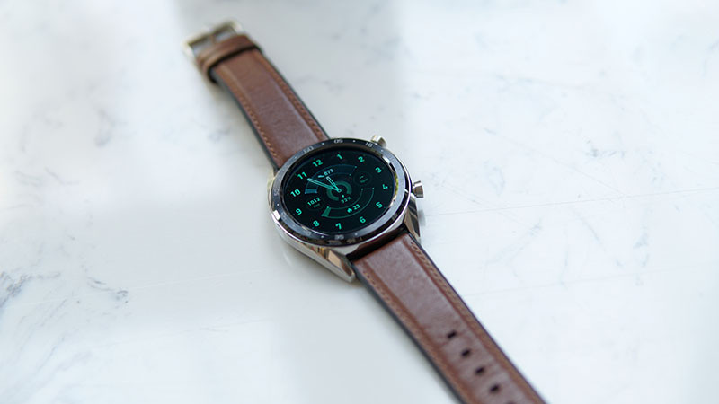 Huawei Watch GT đang sạc, thể hiện khả năng pin ấn tượng