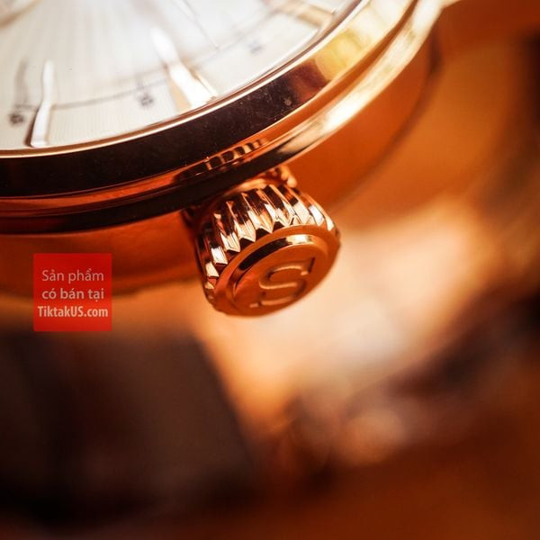Mặt bên của đồng hồ nam cao cấp Seiko, cho thấy độ mỏng và núm vặn tinh tế
