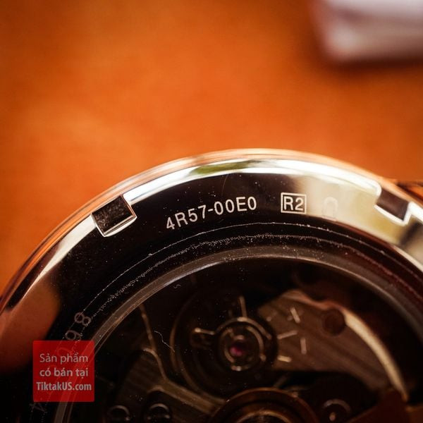 Đồng hồ nam cao cấp Seiko Presage SSA346J1 trưng bày trên giá đỡ