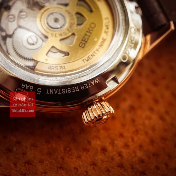 Cận cảnh bộ phận núm vặn của đồng hồ nam cao cấp Seiko Presage