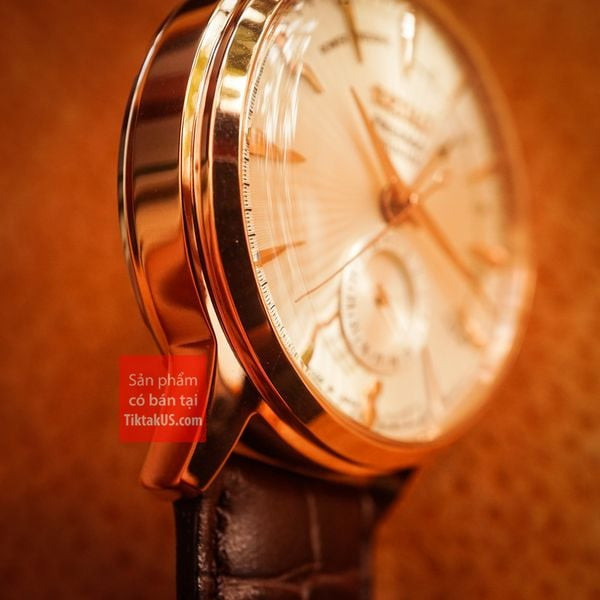 Đồng hồ nam Seiko cao cấp nổi bật trên bề mặt vân gỗ
