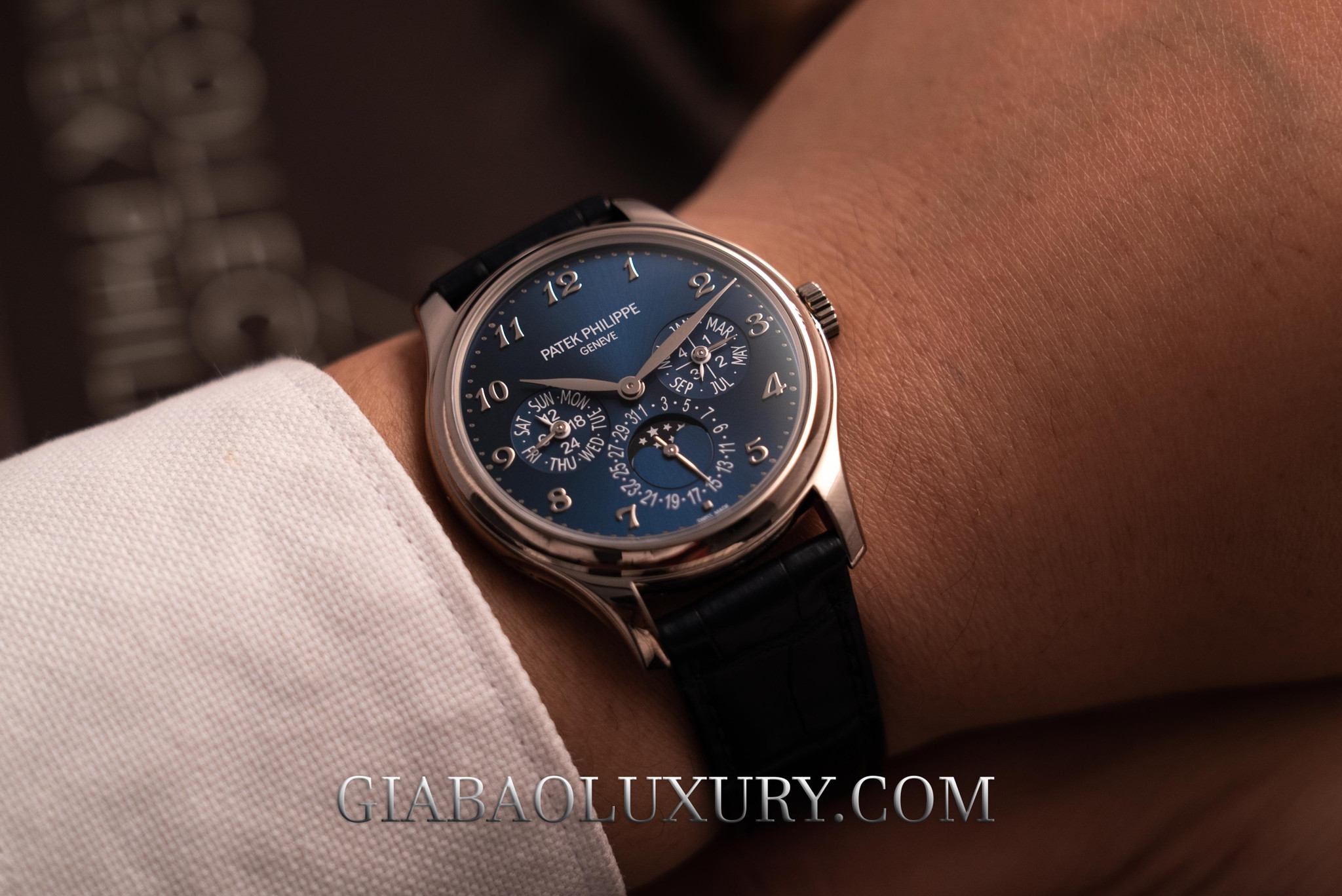 Đồng hồ Patek Philippe Aquanaut Ref. 5167A-001 với dây cao su đen