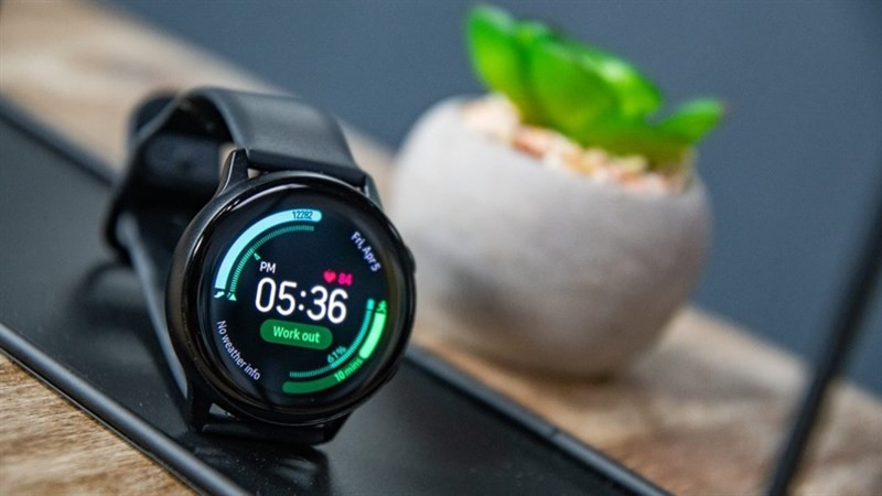 Cận cảnh thiết kế thể thao của Samsung Galaxy Watch Active 2, một trong những đồng hồ thông minh được yêu thích