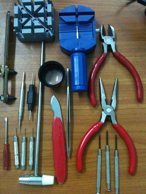 Các loại kìm, nhíp và dụng cụ mở nắp đáy trong bộ bán phụ kiện sửa chữa đồng hồ