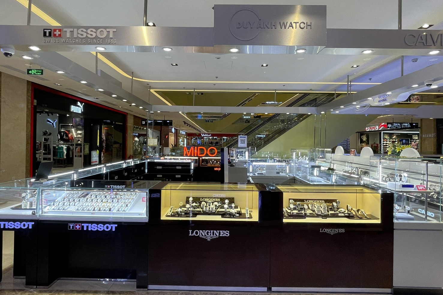 Gian hàng của Đồng hồ Duy Anh tại TTTM Vincom Center Trần Duy Hưng - Hà Nội, nơi trưng bày đồng hồ Maurice Lacroix chính hãng