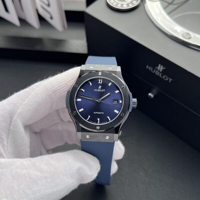 Hình ảnh chi nhánh Dwatch số 263 Vũ Tông Phan, địa điểm mua đồng hồ replica tại Hà Nội uy tín.