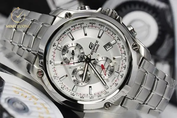 Hình ảnh cận cảnh đồng hồ Casio Edifice EF 524 với các kim chức năng đang hoạt động, nhấn mạnh khả năng bấm giờ chronograph chính xác 1/20 giây và vòng Tachymeter.