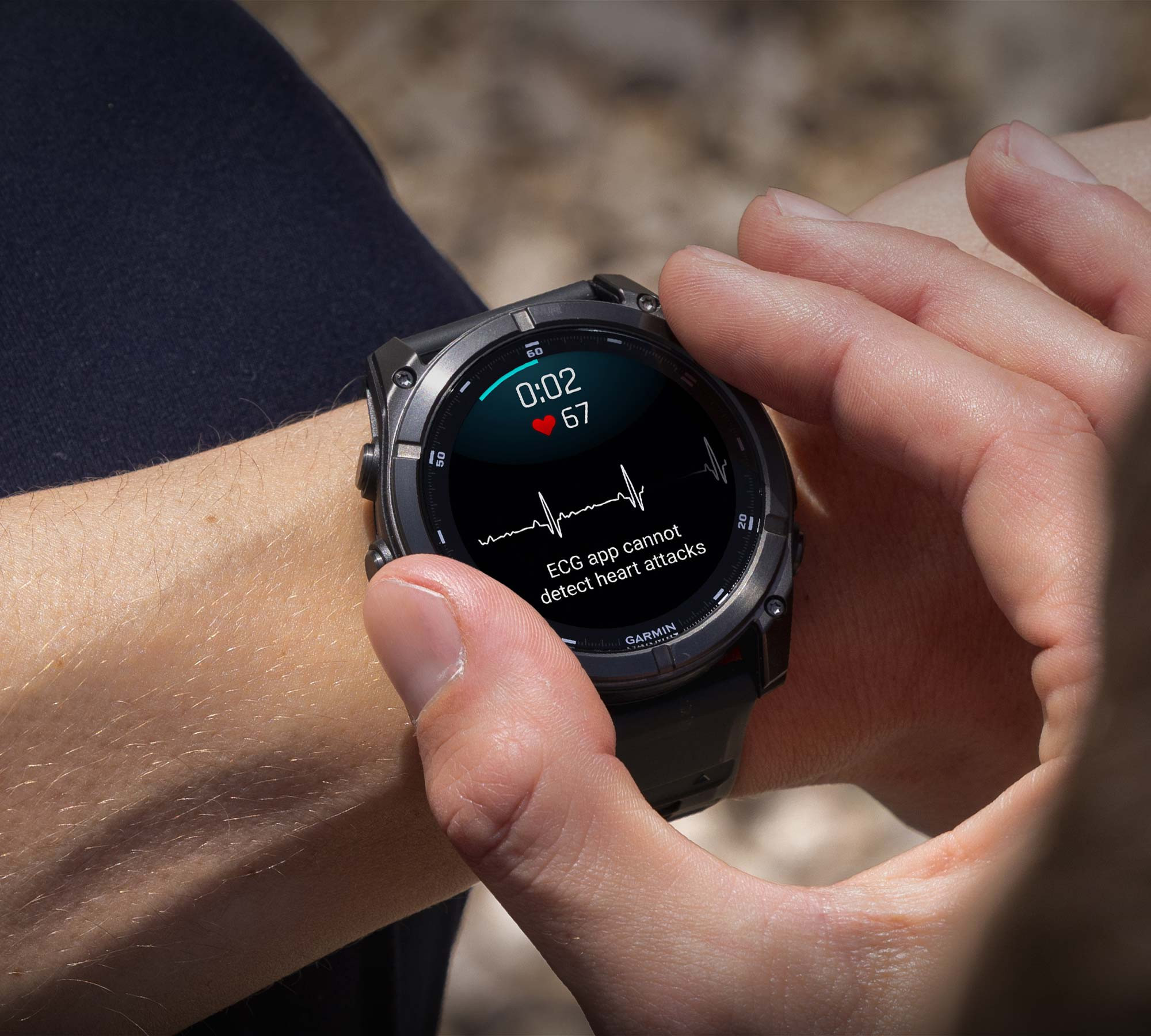 Ứng dụng ECG của Garmin trên giao diện đồng hồ thông minh màu vàng, theo dõi sức khỏe tim mạch