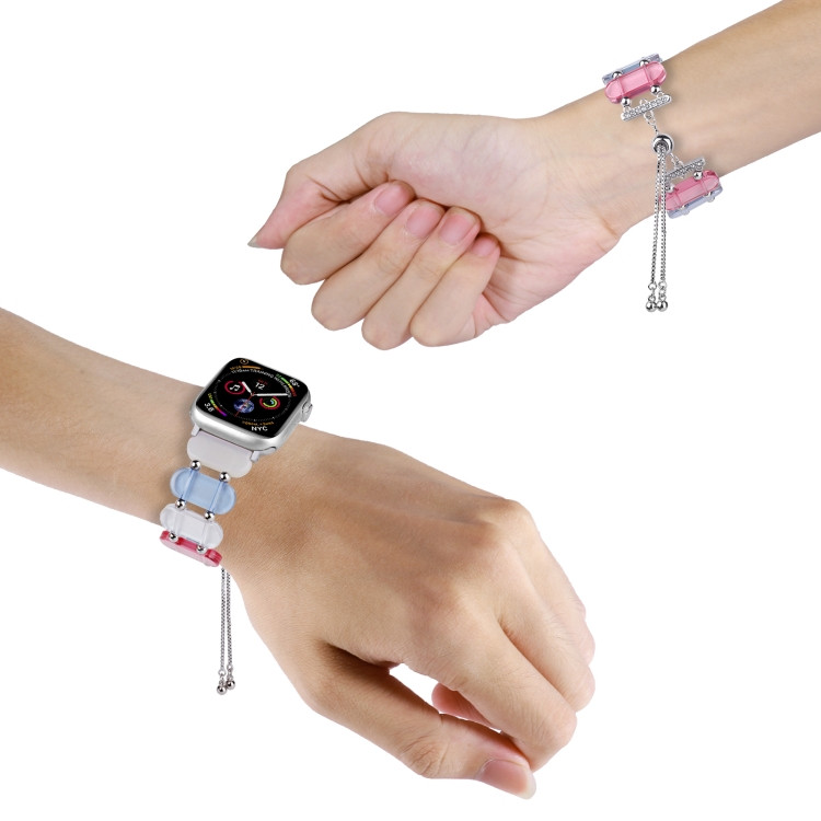 Cận cảnh dây đeo đồng hồ Apple Watch Series 4 nhựa hoa hồng và mặt đồng hồ