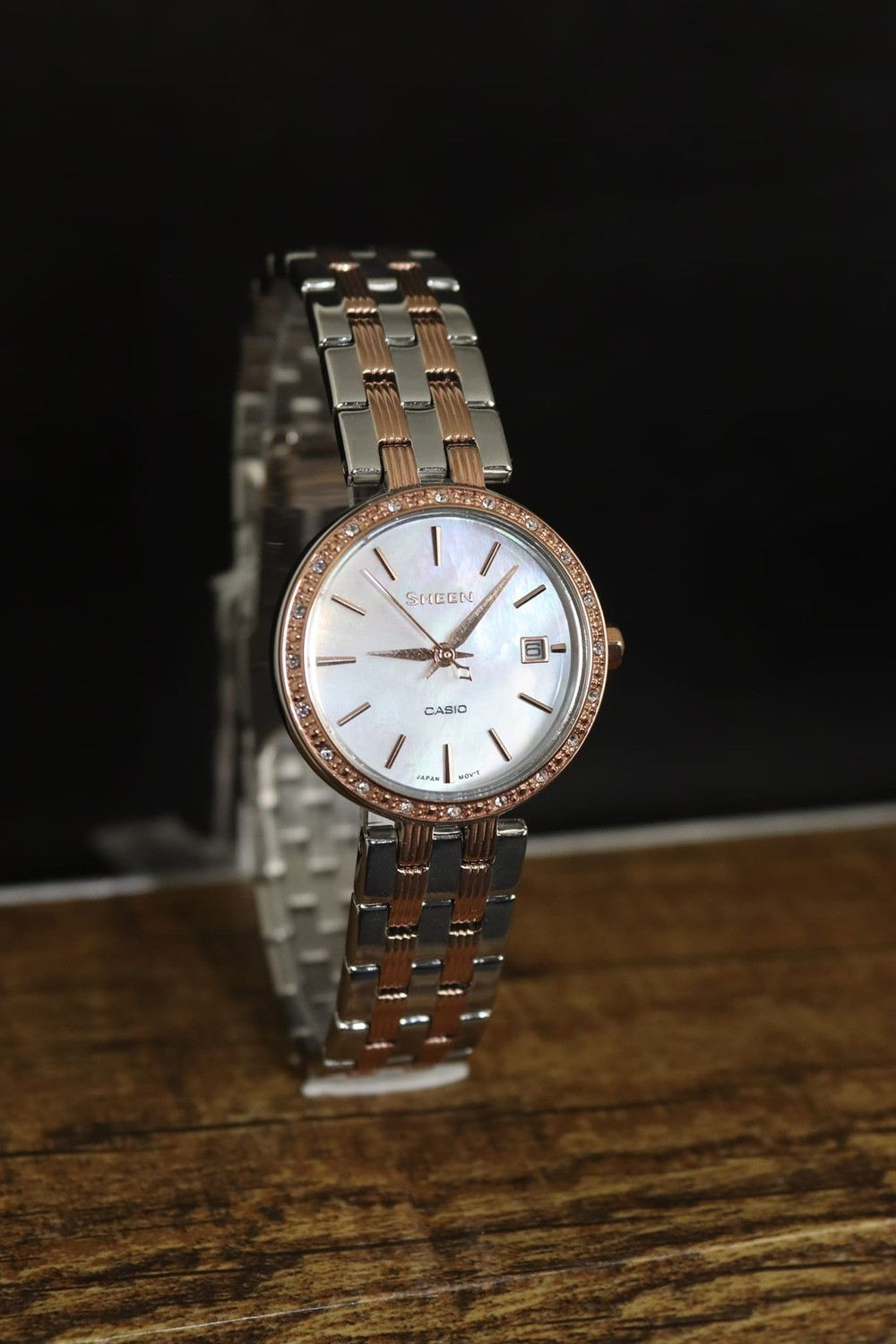 Đồng hồ Casio SHE-4060SG-7AUDF với dây đeo Demi vàng hồng và viền đính đá