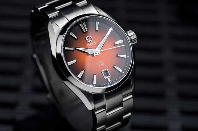 Đồng Hồ Titan Edge 1595WL01: Biểu Tượng Của Sự Tối Giản Và Sang Trọng Đột Phá