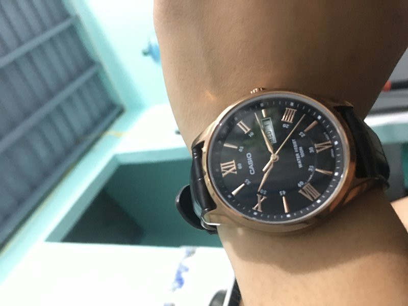 Đồng hồ Casio MTP-1384L-1AVDF trên cổ tay nam giới, làm nổi bật thiết kế thanh lịch