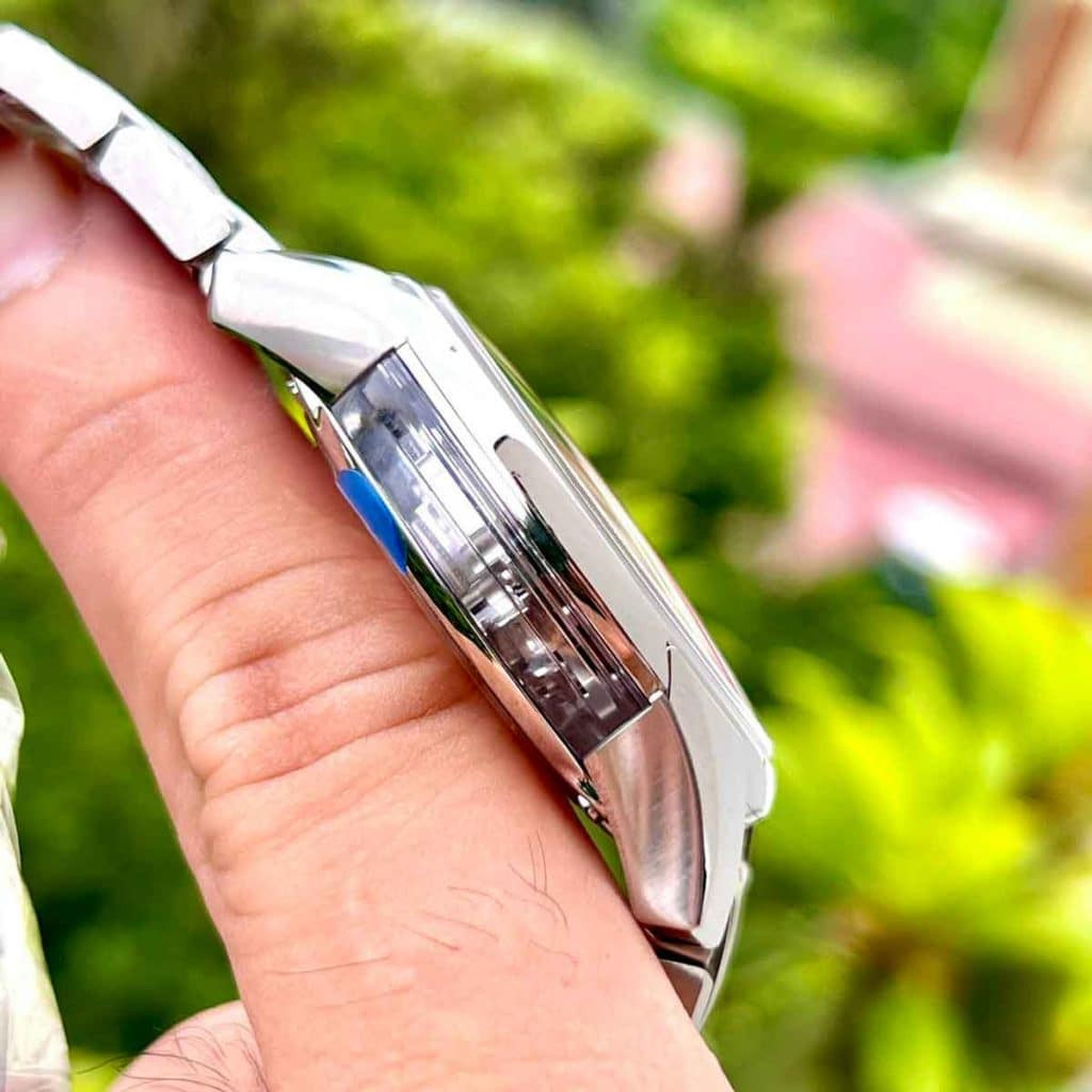 Thiết kế thân máy với kính sapphire độc đáo trên đồng hồ Omega Deville