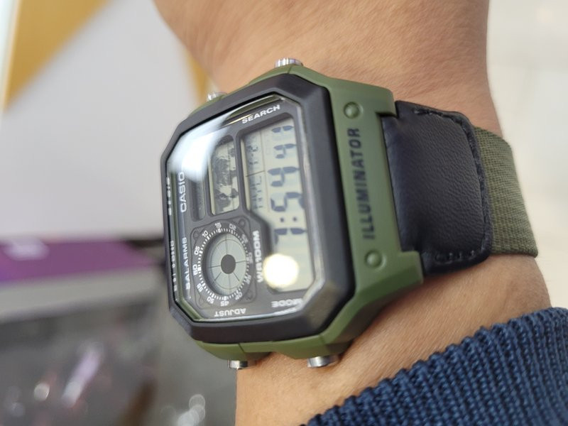 Đồng hồ Casio AE-1200WHB-3BVDF với dây đeo màu xanh rêu, góc nhìn nghiêng độc đáo