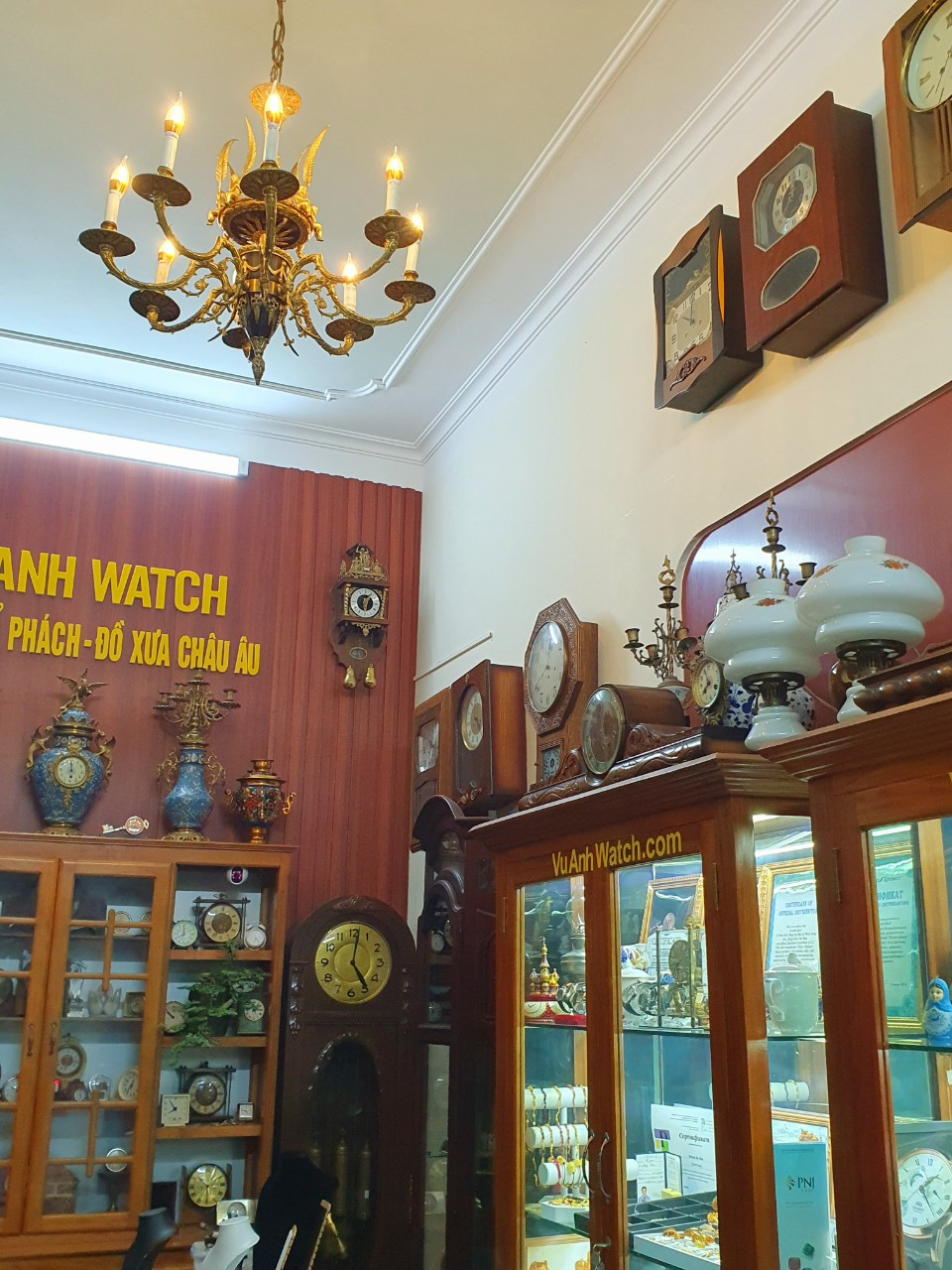 Đội ngũ chuyên gia VUANHWATCH sẵn sàng tư vấn khách hàng tìm mua đồng hồ nên mua ở đâu phù hợp nhất.