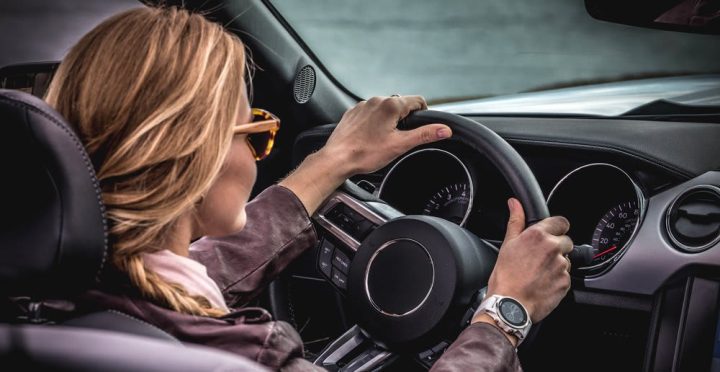 Đồng hồ thông minh thể thao Garmin fēnix 5S trên cổ tay người chạy bộ, nổi bật thiết kế nhỏ gọn