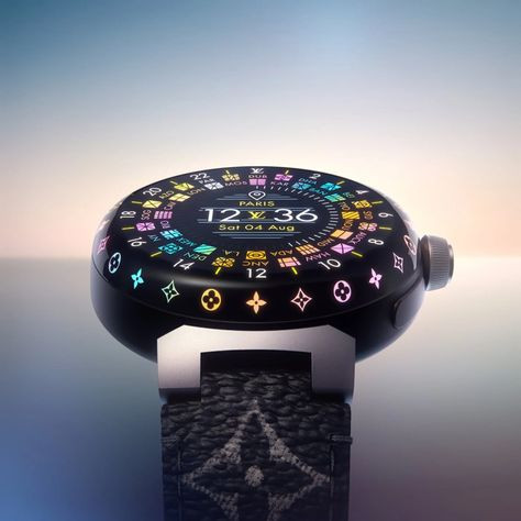 Cận cảnh mặt đồng hồ Louis Vuitton nữ chính hãng với logo LV đặc trưng và thiết kế tinh xảo, đại diện cho thương hiệu Pháp.