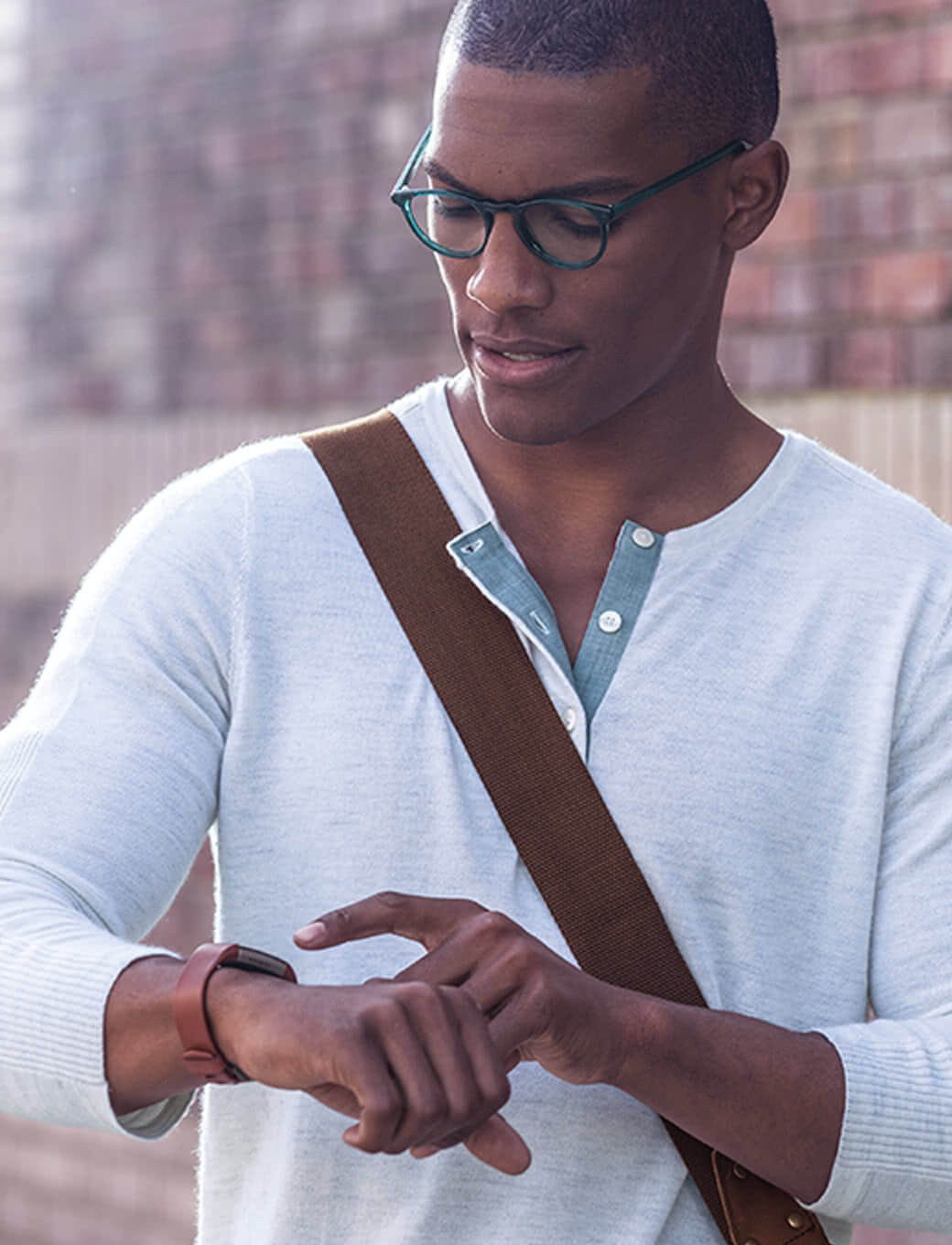 Tính năng GPS kết nối trên đồng hồ thông minh Fitbit Charge 2 giúp theo dõi quãng đường.