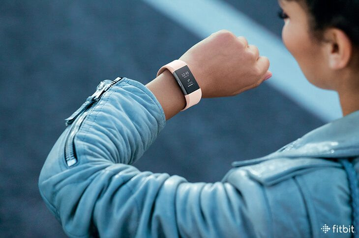 Fitbit Charge 2 hiển thị các tính năng trên màn hình, tối ưu cho việc theo dõi sức khỏe.