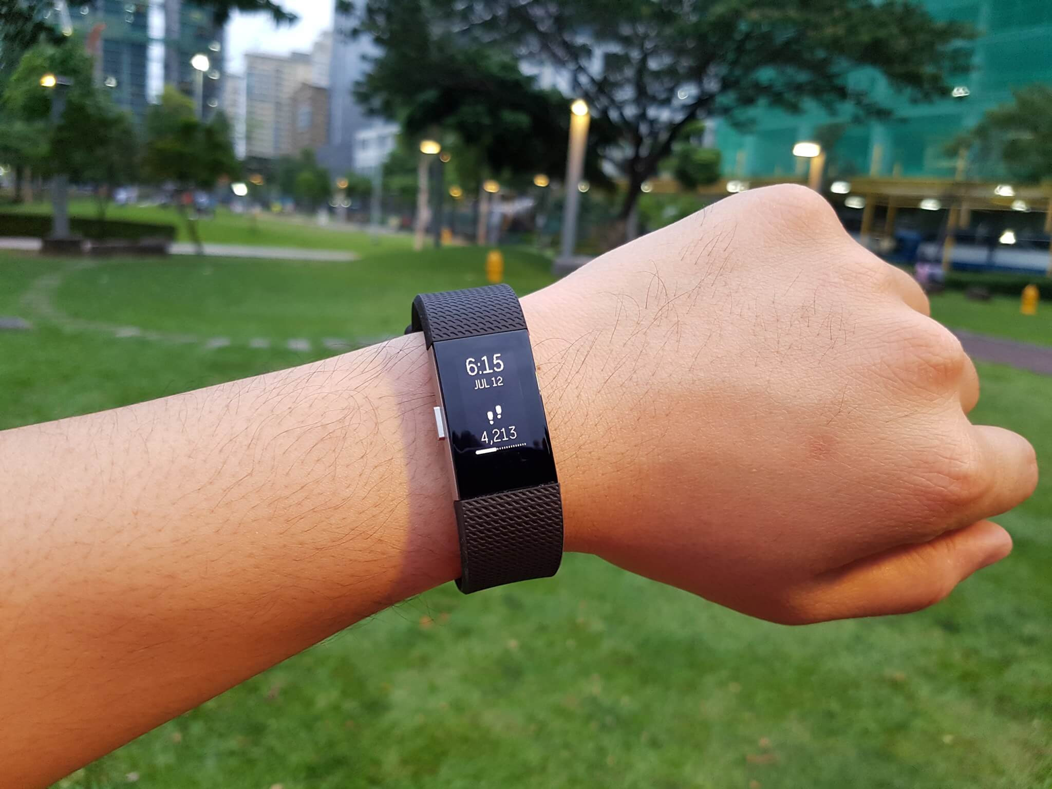 Fitbit Charge 2 hiển thị thông báo cuộc gọi và tin nhắn từ điện thoại thông minh.