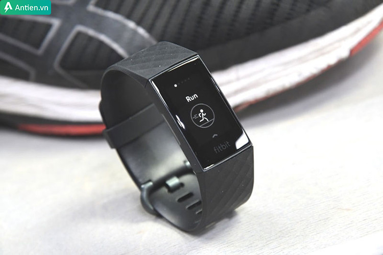 Fitbit Charge 4 hiển thị thông số theo dõi tập luyện trên màn hình