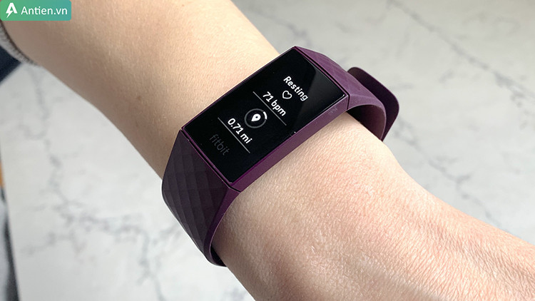 Vòng tay thông minh Fitbit Charge 4 với thiết kế hiện đại trên cổ tay