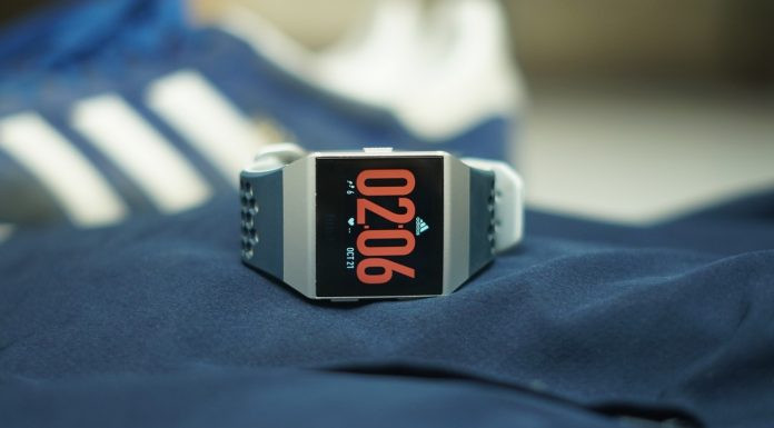 Đồng hồ Fitbit Ionic Adidas Edition, sự kết hợp hoàn hảo cho đồng hồ đi bơi giá rẻ.