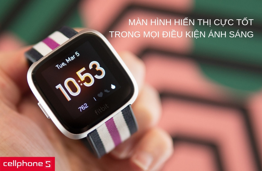 Màn hình sắc nét của đồng hồ thông minh Fitbit Versa Lite hiển thị rõ ràng dưới nhiều điều kiện ánh sáng