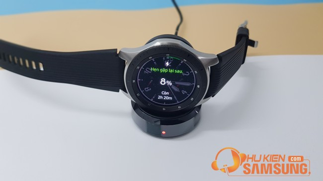 Dock sạc không dây của Galaxy Watch 46mm, tiện lợi giúp bạn tìm hiểu về giá đồng hồ Samsung Galaxy Watch 46mm