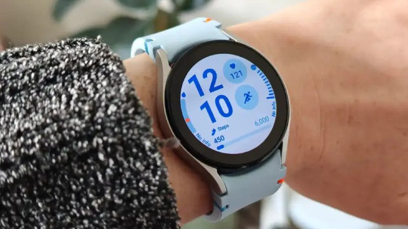 Màn hình Super AMOLED sắc nét của đồng hồ Wear OS giá rẻ Galaxy Watch FE