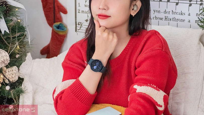 Samsung Galaxy Watch 4 chạy hệ điều hành Wear OS với các ứng dụng sức khỏe