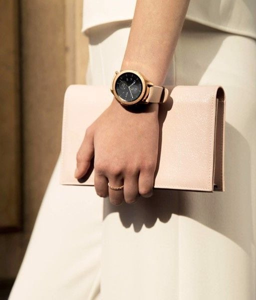 Đồng hồ thông minh Galaxy Watch trên cổ tay, minh họa cách tùy chỉnh cài đặt để tiết kiệm pin