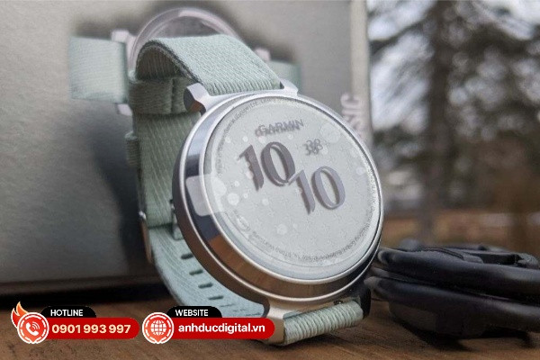 Màn hình hiển thị và giao diện người dùng của đồng hồ thể thao nữ Garmin Lily 2
