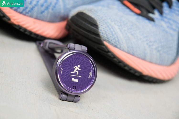 Garmin Lily Sport màu trắng trên cổ tay, hiển thị màn hình hỗ trợ tập luyện thể thao