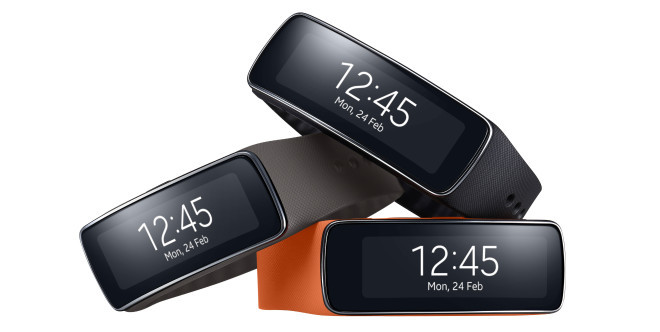 Bộ sưu tập đồng hồ đeo tay thông minh Samsung Gear Fit với các màu dây đeo khác nhau, nhấn mạnh thiết kế thời trang và tiện lợi.