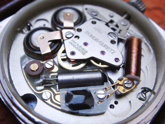 Bộ máy Ronda Thụy Sĩ bên trong đồng hồ Olympia Star Sapphire đảm bảo chất lượng và độ bền.