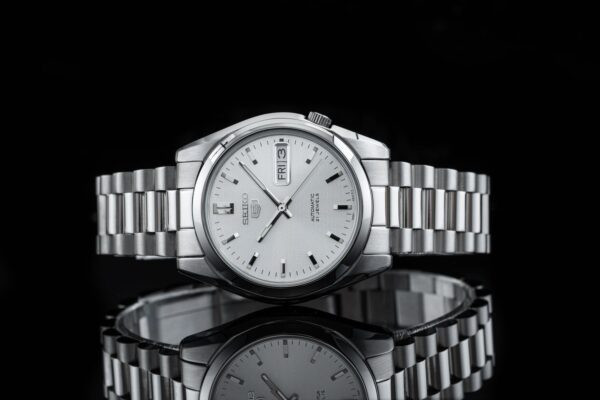 Đồng hồ Seiko 5 Sport: Đặc điểm và mức giá