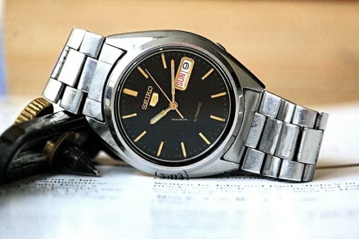 Một chiếc đồng hồ Seiko 5 Automatic cổ điển trên cổ tay, thể hiện giá trị bền vững.