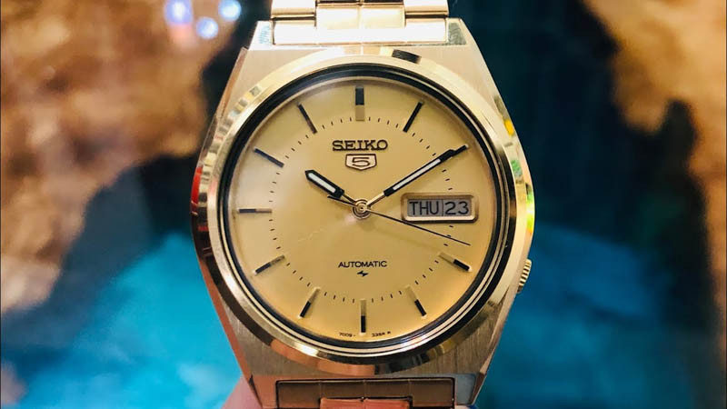 Kiểm tra chất lượng và giá đồng hồ Seiko 5 Automatic cổ trước khi mua.