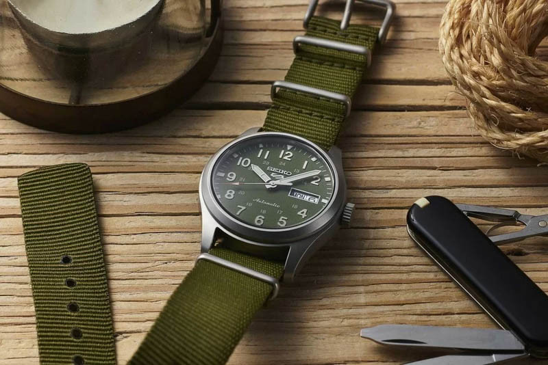 Các yếu tố ảnh hưởng đến giá đồng hồ Seiko 5 Automatic và sự đa dạng mẫu mã.