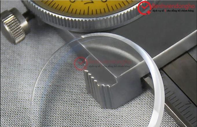 Yếu tố độ dày kính ảnh hưởng đến việc mặt đồng hồ sapphire giá bao nhiêu khi thay thế