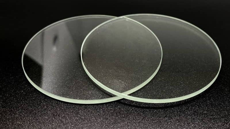 Mặt kính sapphire đồng hồ được tạo ra từ bột nhôm oxit tổng hợp, mang lại độ trong suốt và độ bền vượt trội.