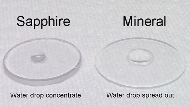 Giọt nước đọng trên bề mặt kính sapphire đồng hồ, cách đơn giản để kiểm tra chất lượng kính.